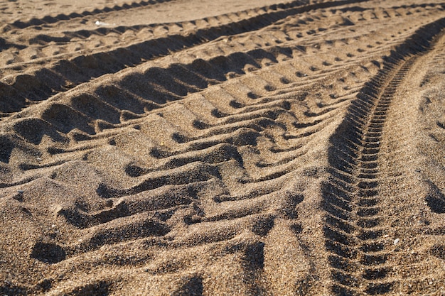 Traços de roda na areia