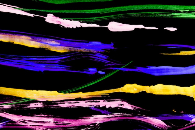 Traços de tinta neon coloridos abstratos em preto como pano de fundo