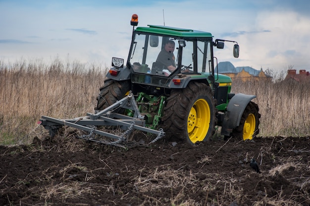 un tractor 90 John Deere 2850 con un arado casero prepara el campo para la siembra