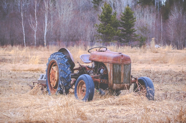 Foto tractor abandonado en canadá