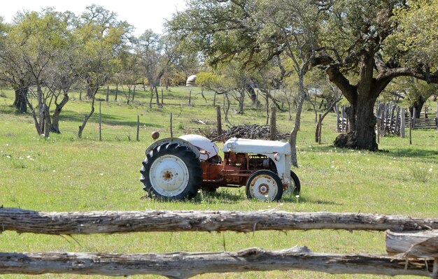 Tractor agrícola antigo