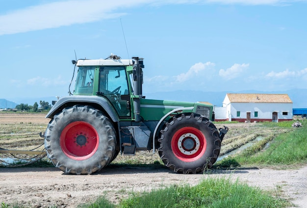 Tractor agrícola en el campo en un día soleado