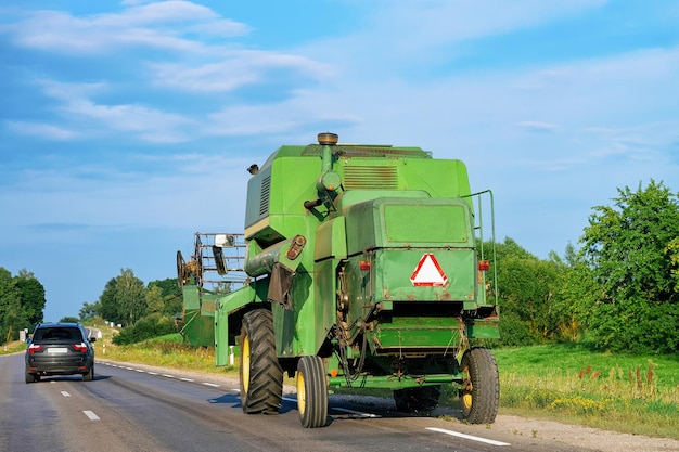 Tractor agrícola en la carretera, en Polonia.