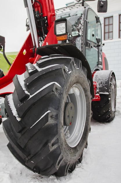 Tractor agrícola en día de nieve de invierno, cerrar