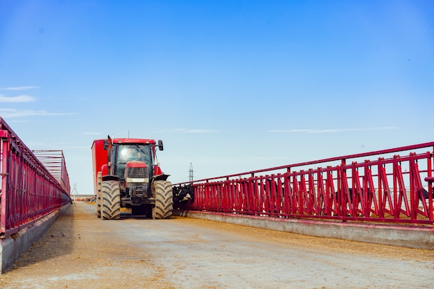 Tractor agrícola rojo moderno en una granja