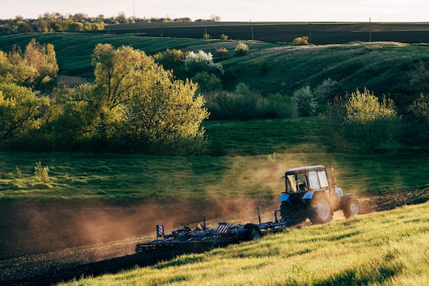 Un tractor agrícola trabaja la tierra.