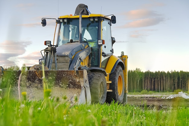 tractor amarillo en el campo.