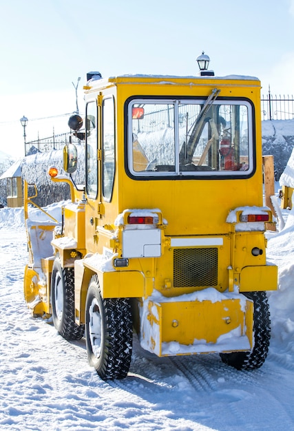 Tractor amarillo para quitar nieve