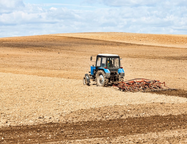 Tractor ara el suelo en un campo