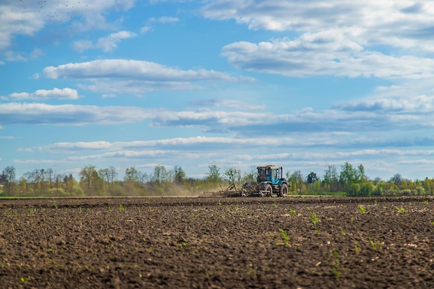 El tractor ara la tierra en el campo Enfoque selectivo