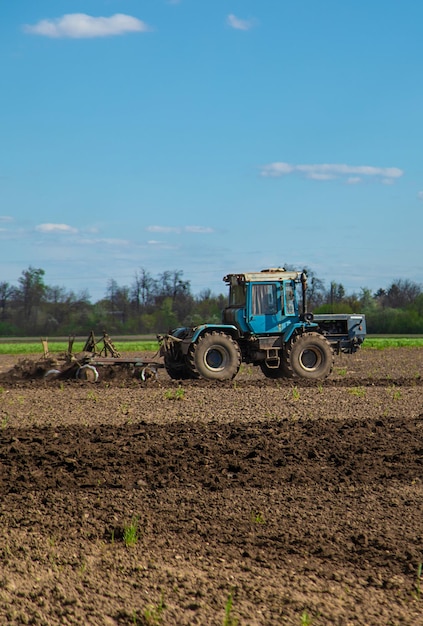 El tractor ara la tierra en el campo Enfoque selectivo