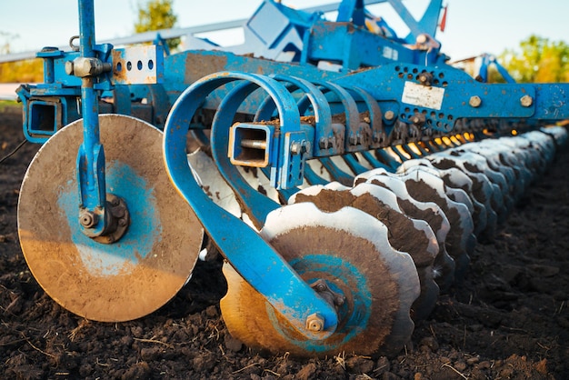 El tractor ara la tierra. Maquinaria agrícola, arado