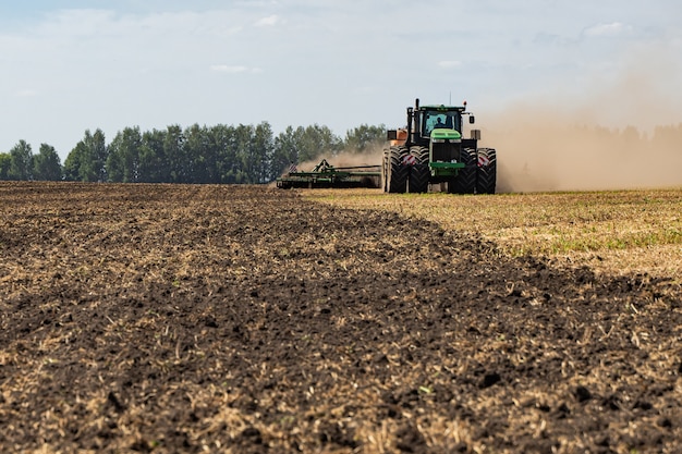 El tractor ara la tierra.