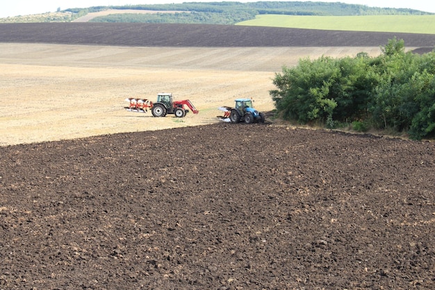 Un tractor y un arado en un campo.