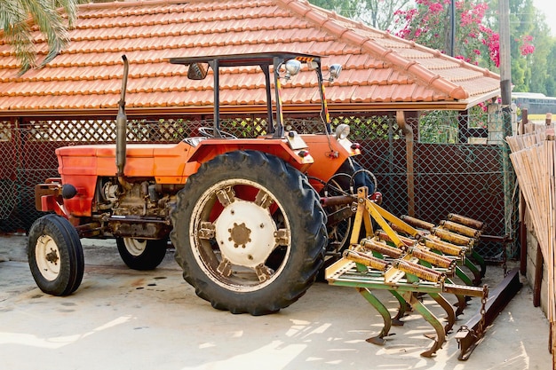 Tractor con arado en el patio