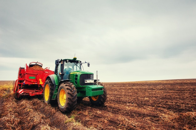 Tractor arando el campo de la granja en preparación para la siembra de primavera