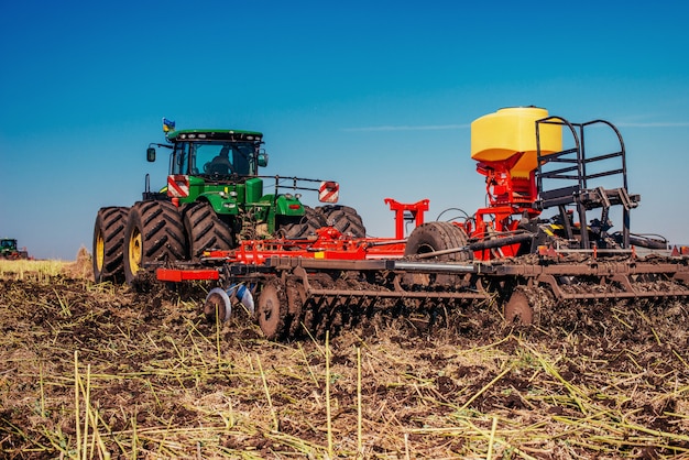 Tractor arando el campo.