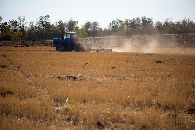 Tractor arando campos preparando tierras para sembrar