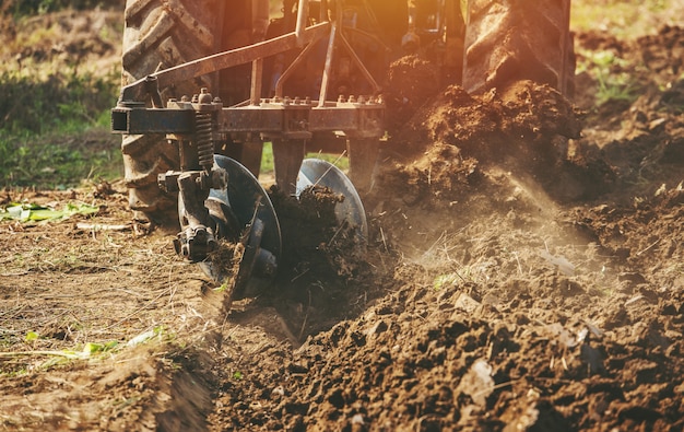 Foto tractor arando campos preparando tierras para sembrar