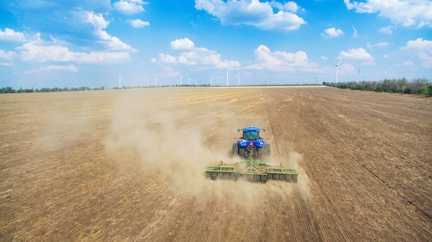 Foto un tractor arando y sembrando en el campo