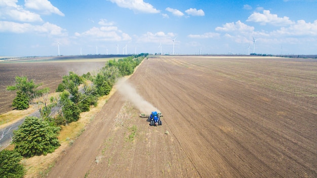 Un tractor arando y sembrando en el campo