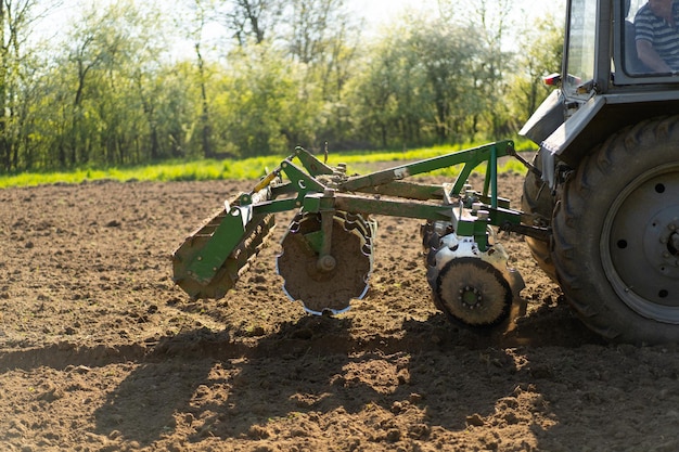 El tractor atraviesa el campo y cultiva la tierra.