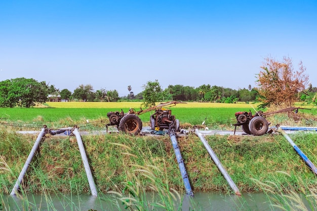 Tractor en el campo agrícola contra un cielo despejado