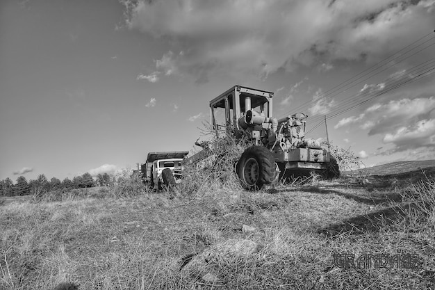 Foto tractor en el campo agrícola contra el cielo