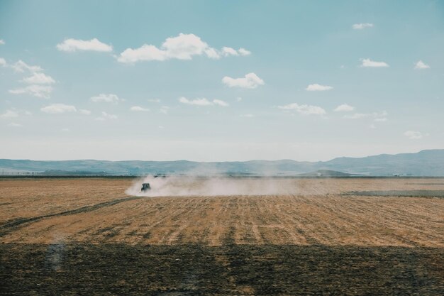 Foto tractor en el campo y el cielo