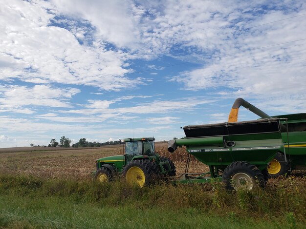 Tractor en el campo contra el cielo