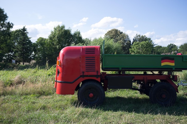 Foto tractor en el campo contra el cielo