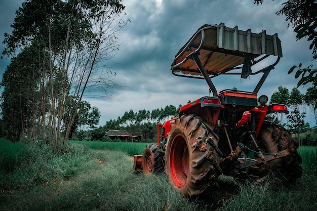 Foto tractor en el campo contra el cielo