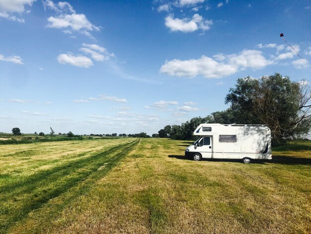 Foto tractor en el campo contra el cielo