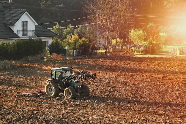 Tractor en el campo durante un día soleado