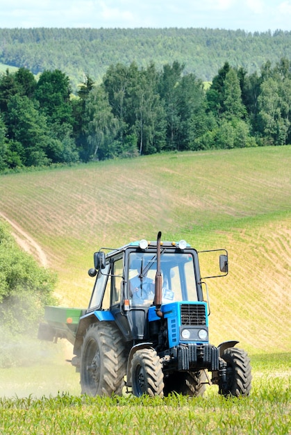 Foto tractor en un campo a principios de verano