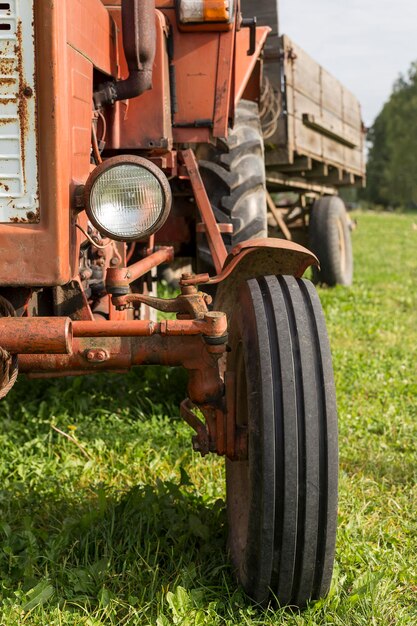 Foto tractor en el campo