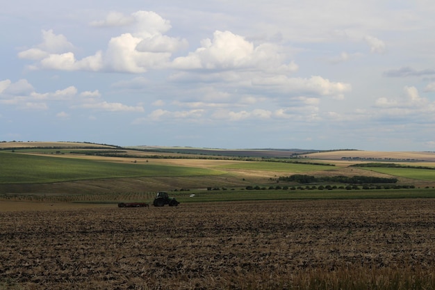 un tractor en un campo