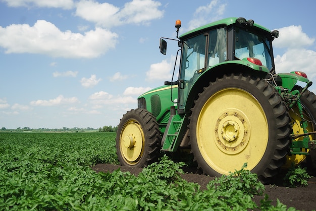 Foto tractor en el campo