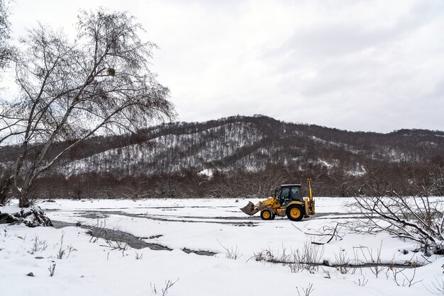 Tractor en una carretera nevada