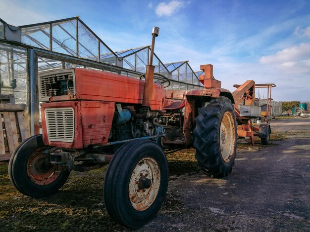 Tractor contra el cielo