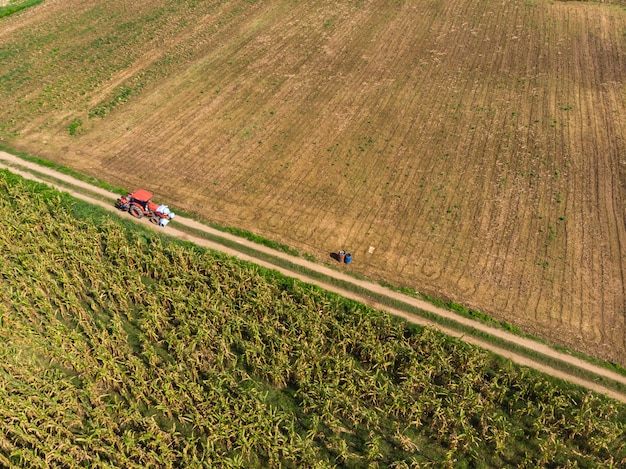 Tractor corriendo por el campo de cultivo vacío