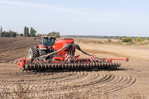 Tractor cultivando tierra y preparando un campo para plantar