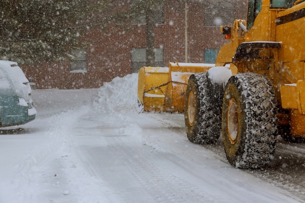 El tractor despeja la remoción de nieve después de las ventiscas