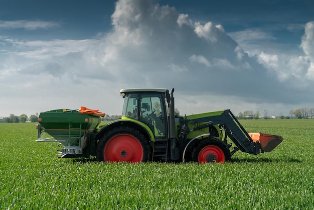 Foto tractor em campo agrícola