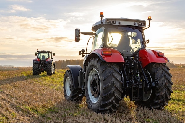 un tractor enmarcado por un cielo de papel tapiz pintando una imagen de la agricultura rural