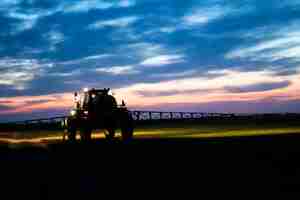 Foto tractor especial para el tratamiento de campos de malas hierbas y plagas.