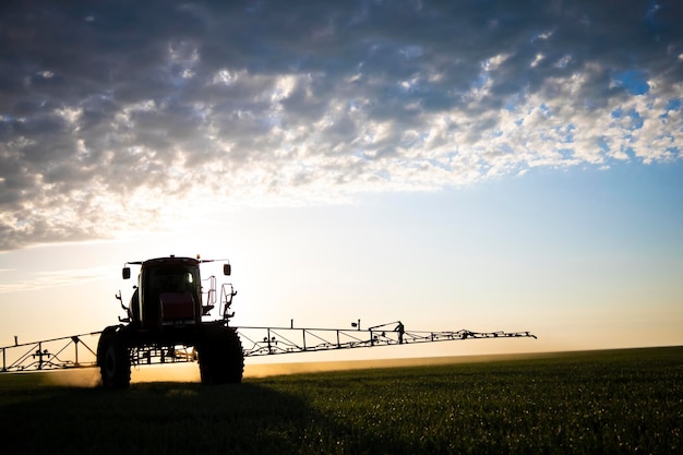 Foto tractor especial para el tratamiento de cultivos de malas hierbas y plagas