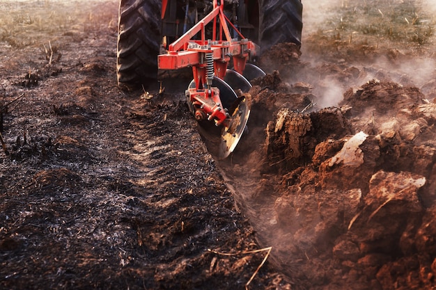 El tractor está labrando la tierra, preparando la tierra para la agricultura.