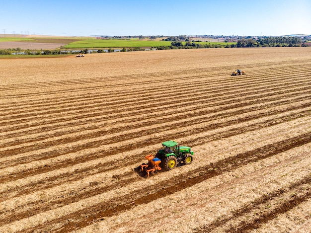 Tractor fertilizando un campo agrícola