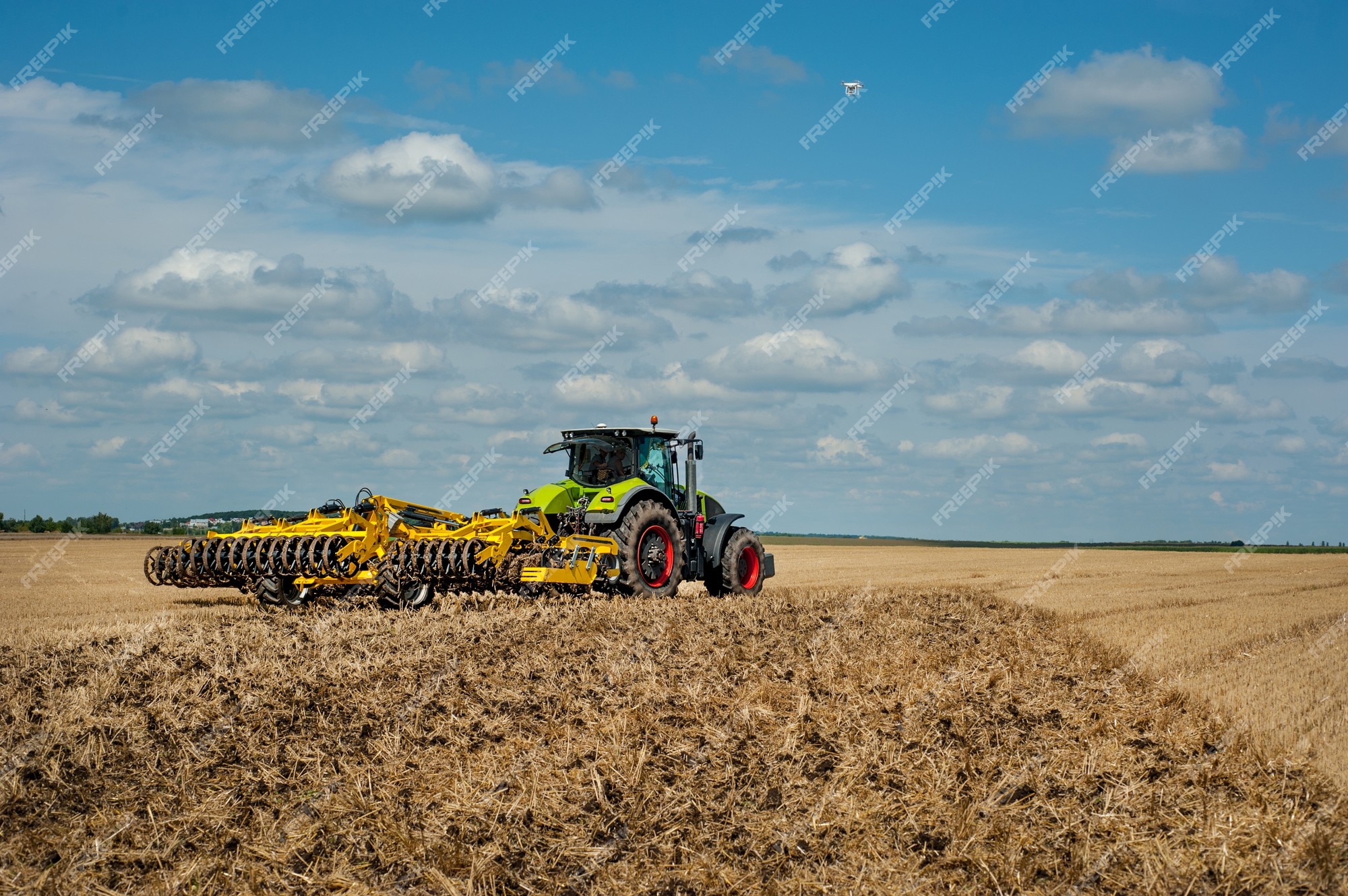 Tractor con grada de pesada el campo | Foto Premium
